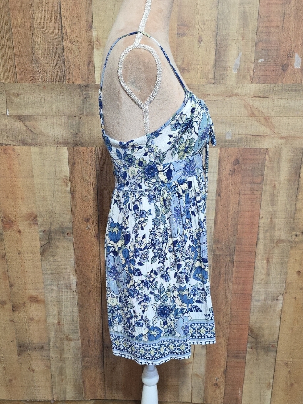Clearence - Angie Blue and White Floral Spaghetti-Strap Mini Dress - Picture 6 of 8